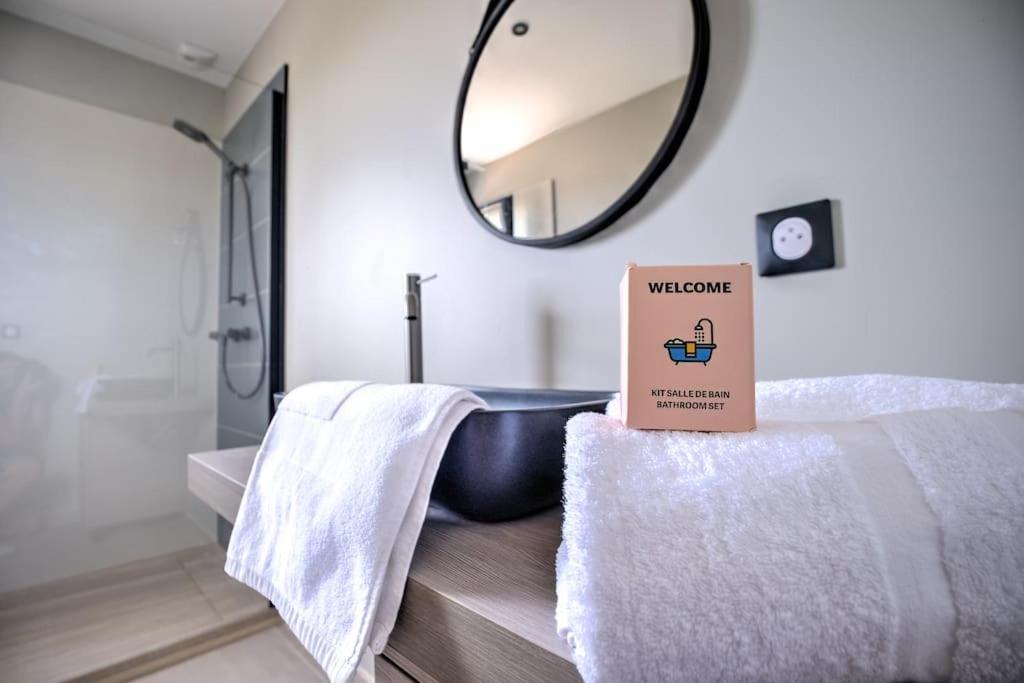 L'Elegante Confort, Clim & Vue Imprenable Bassillac Eksteriør billede